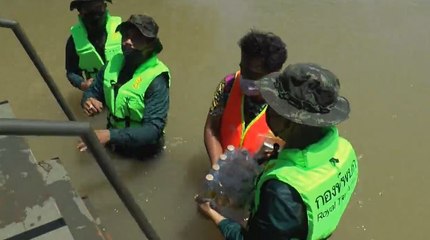 "น้ำท่วม" โนนสูง ยังหน้าห่วง ทหารจัดรถบรรทุก 5 คัน ช่วยผู้ประสบอุทกภัย