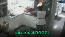 สาวทำครัวปล่อยไฟลุกบนหัว กว่าจะรู้ตัวปาเข้าไป 45 วินาที แม่เจ้า !