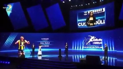 Eda Erdem'den ödül gecesine damga vuran Atatürk mesajı