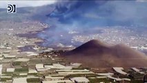 El viento mantiene alejada la nube tóxica de una lava que ha cambiado el color del mar