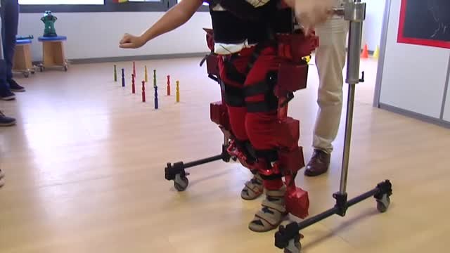 Un exoesqueleto permite moverse a niños con problemas de movilidad