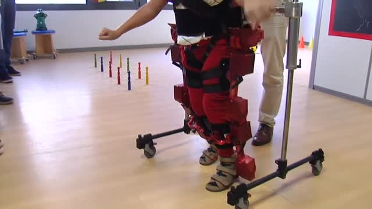 Un exoesqueleto permite moverse a niños con problemas de movilidad