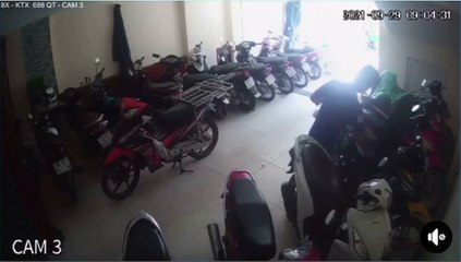 Clip: Cảnh báo không được để nước xịt khuẩn trong cốp xe!