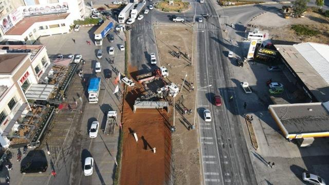 BALIKESİR - Yem yüklü tırın devrilmesi sonucu D-565 kara yolunun Balıkesir yönü ulaşıma kapandı
