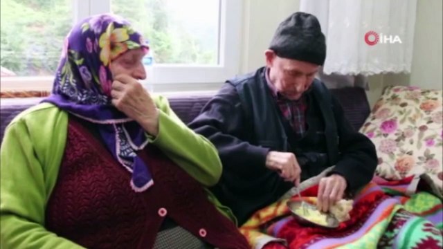 110 yaşındaki Dursun Ali dede uzun yaşamın sırrını her gün yediği bir kaşık tereyağına bağlıyor