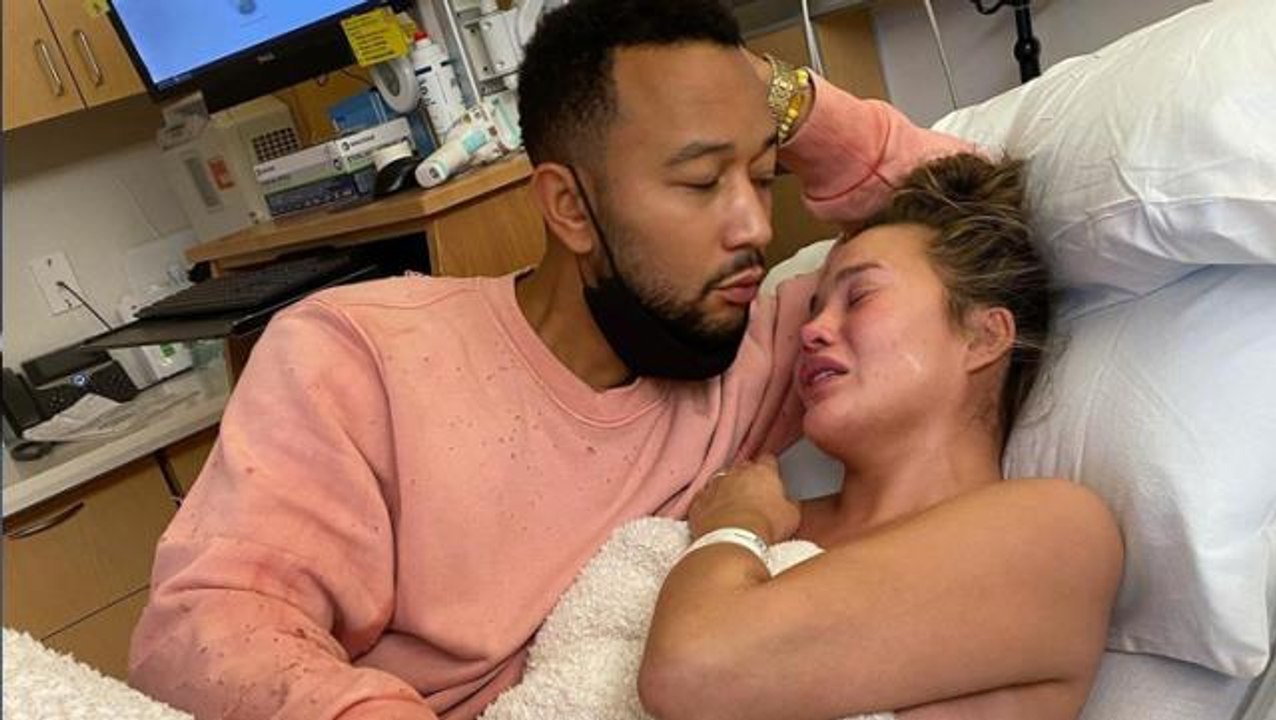 Chrissy Teigen, hayatın kaybeden bebeğini ölüm yıldönümünde andı: En büyük acıyı verdin