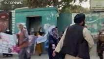 شاهد: عناصر من طالبان يطلقون الرصاص لتفريق مظاهرة نسوية تطالب بالسماح بتعليم النساء