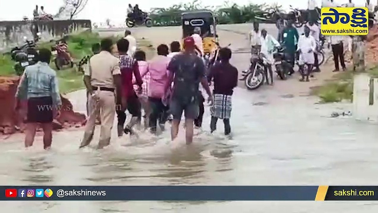 కడప: శభాష్‌ నరేంద్ర.. వరదను సైతం లెక్క చేయక