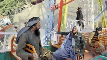 A Kaboul, des talibans découvrent les joies des fêtes foraines