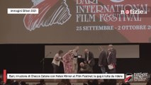 Bari, irruzione di Checco Zalone con Helen Mirren al Film Festival: la gag è tutta da ridere