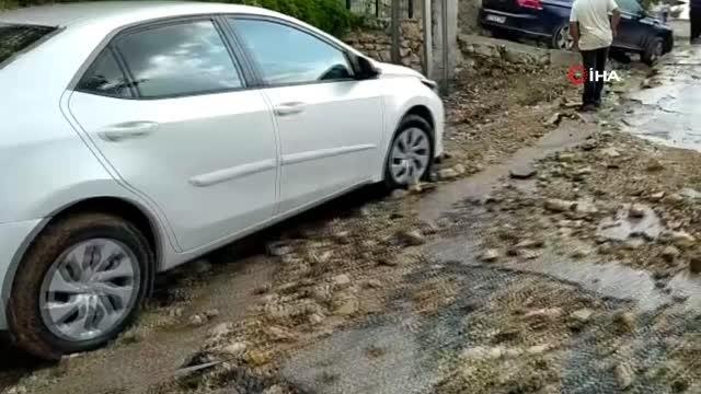 Hatay'da şiddetli yağış etkili oldu: Yollar çöktü, araçlar çukura düştü