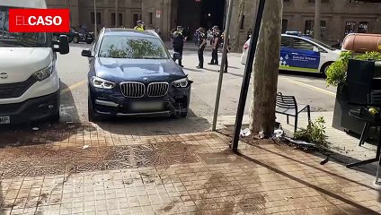 Així ha quedat el cotxe estavellat contra una terrassa de l'Eixample
