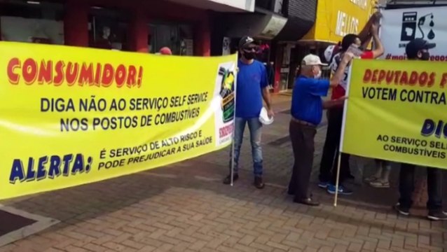 Frentistas fazem manifestação no Centro contra self-service nos postos de combustíveis