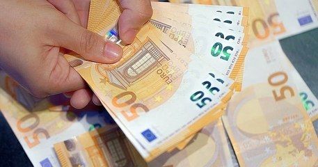 Un artiste, qui devait exposer de vrais billets d'une valeur de 70 000 euros, prend la fuite avec l'argent