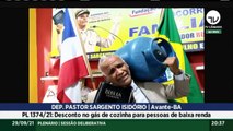 Pastor Isidório discursa com Bíblia nas mãos e botijão de gás nas costas
