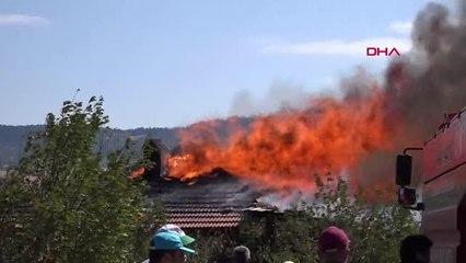 1.5 SAATTE SÖNDÜRÜLEN YANGINDA EV KULLANILMAZ HALE GELDİ