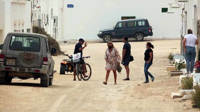 Belén Esteban y un amigo salen a pasear por las playas de La Graciosa