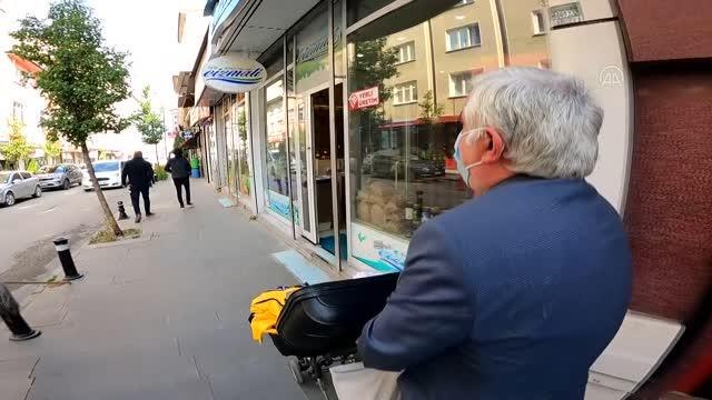 Erzurumlu seyyar satıcının Şener Şen tiplemesi vatandaşı güldürüyor