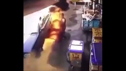 Ce que ce piéton va voir passer est dingue