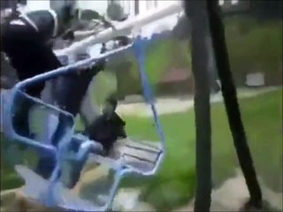 On sent bien que leur petit jeu sur la balançoire va mal finir