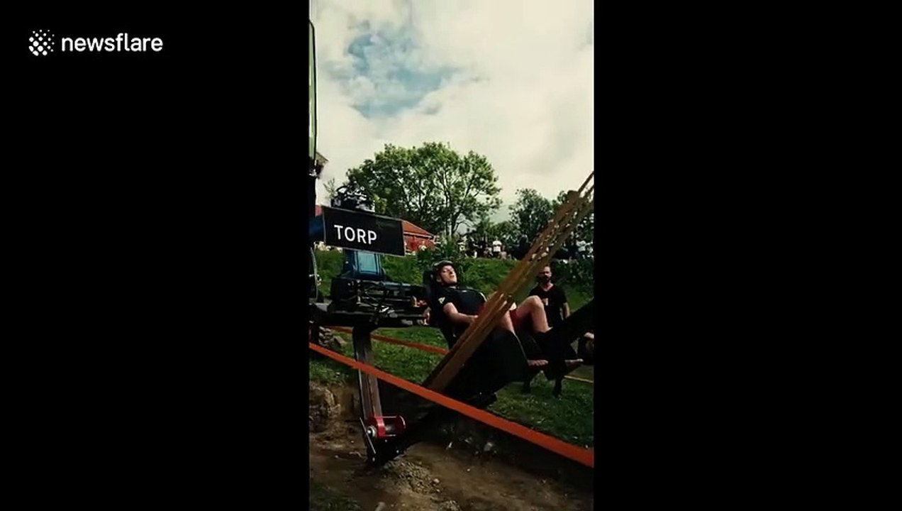 Ces fous se font catapulter dans une petite piscine... Risqué