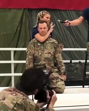 Elle endort ce soldat avec une simple clé de bras