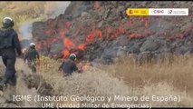 Los científicos recogen muestras de rocas incandescentes para entender la trayectoria de la colada