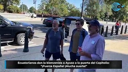 Ecuatorianos dan la bienvenida a Ayuso a la puerta del Capitolio: "¡Fuerza España! ¡Mucha suerte!"