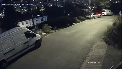 Navigasyonun merdivenli sokağa yönlendirmesi sonucu takla atan aracın görüntüleri ortaya çıktı