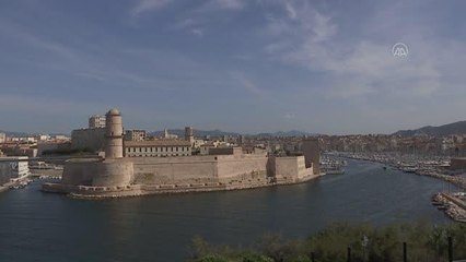 Sokaklar grev nedeniyle çöp yığınlarıyla doldu