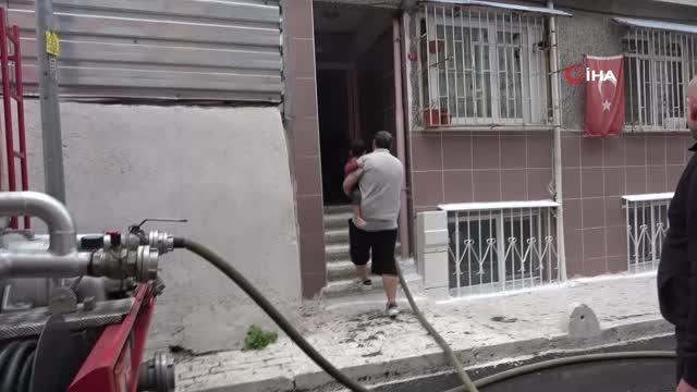 Fatih'te 4 katlı binanın bodrum katında çıkan yangın paniğe neden oldu