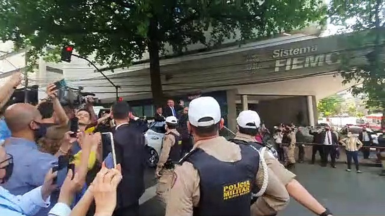 Bolsonaro na saída de almoço em BH