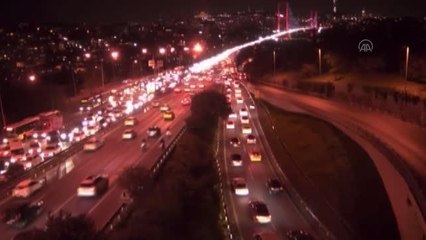 Beşiktaş'ta seyir halindeki otomobilde çıkan yangın söndürüldü