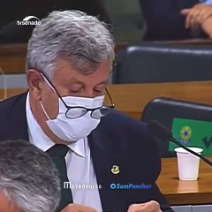 Le sénateur Luis Carlos Heinze porte deux paires de lunettes