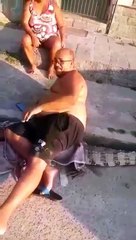 Homem senta em cima de jacaré e espera por bombeiros; vídeo