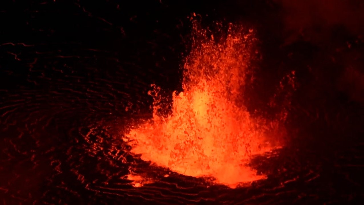 Hawaii's Kilauea volcano bursts back into activ...