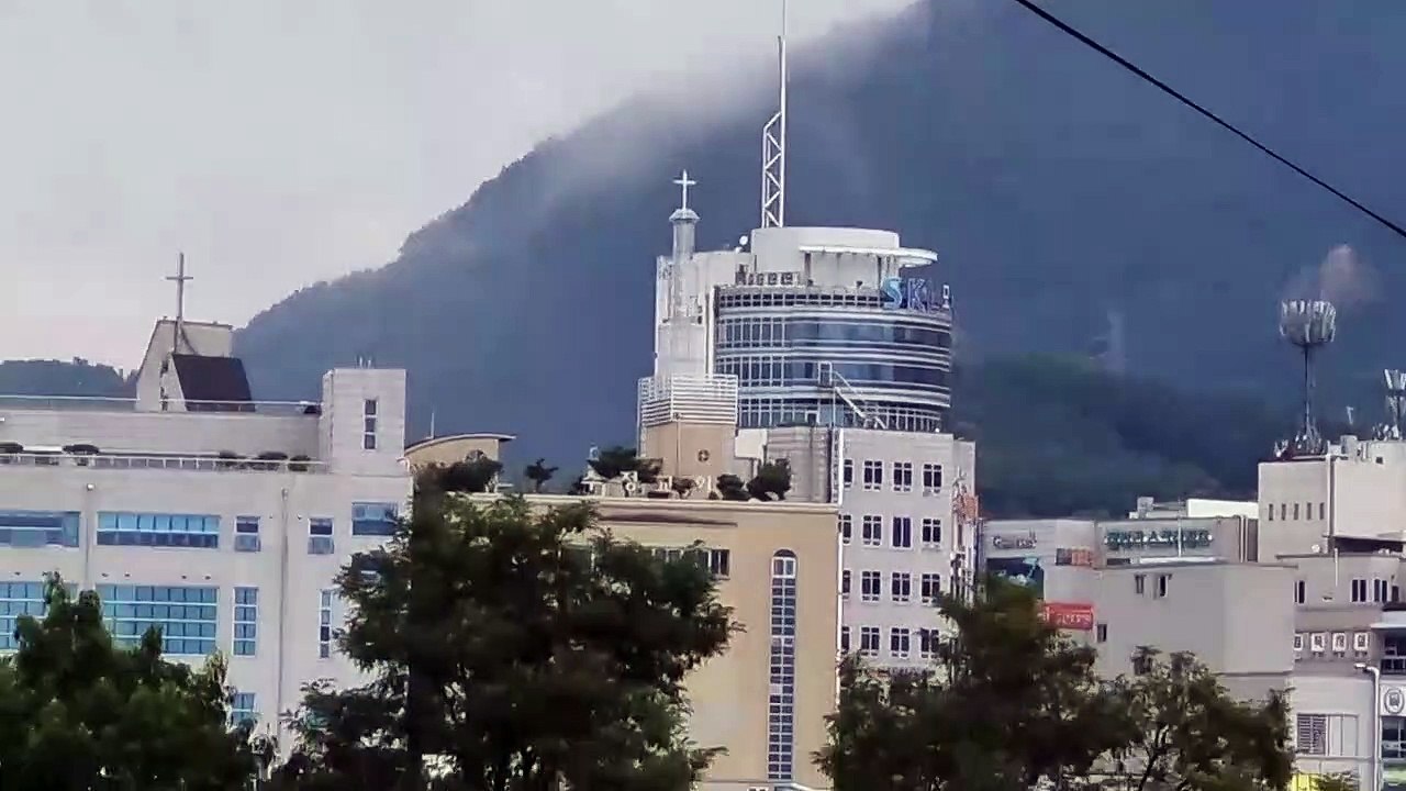 建物の上にある雲