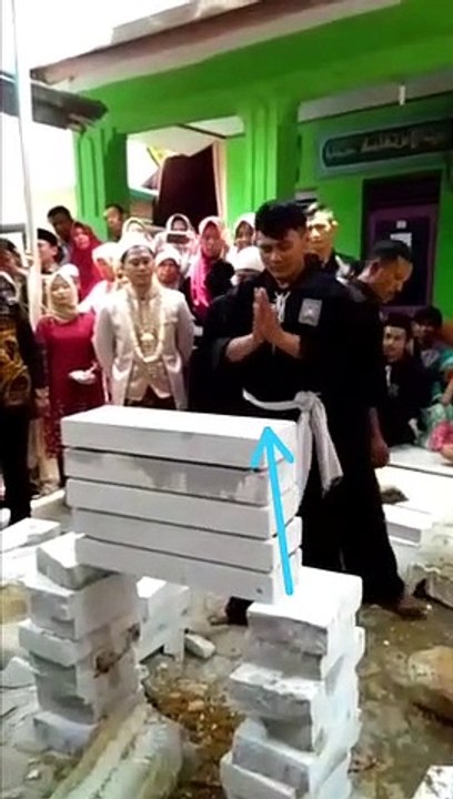 Memecahkan bata dengan tangan