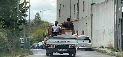 Çekmeköy'de sandalye üzerinde tehlikeli yolculuk kamerada