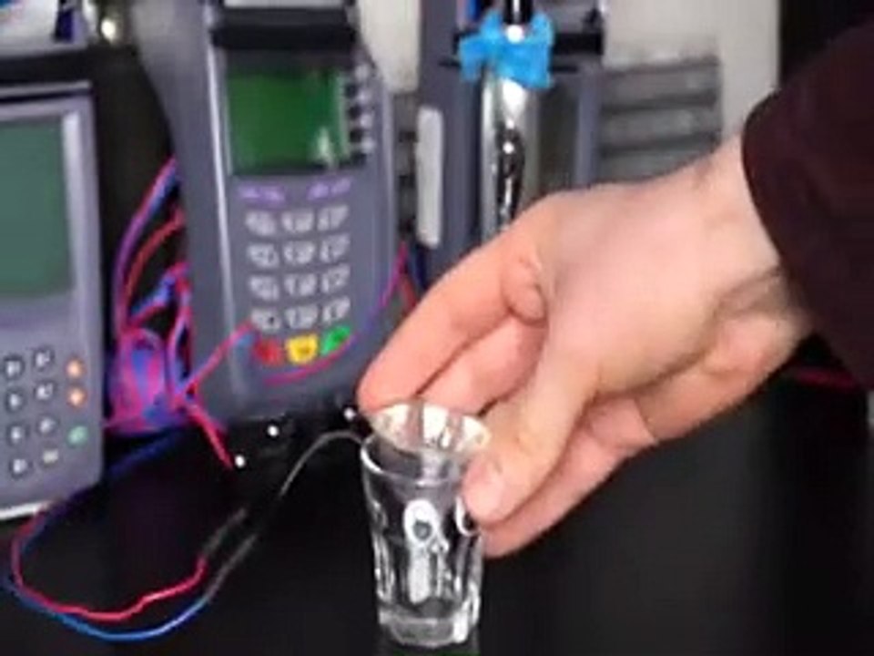 Eiffel 65 "Bleu" avec des appareils électroniques