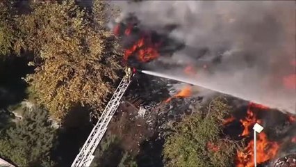 Un gran incendio devora una fábrica de pales de madera en California