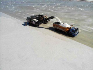 Tuz Gölü'nde hasat devam ediyor