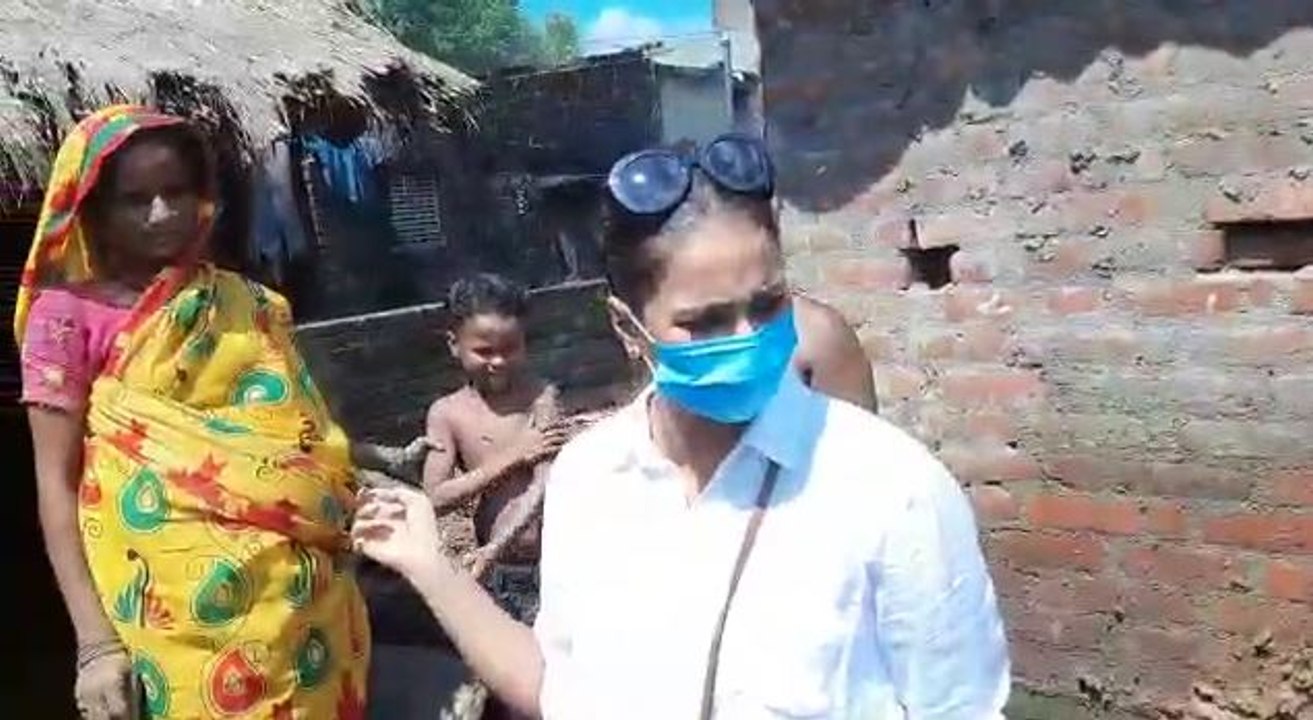 জলবন্দি এলাকা ঘুরে দেখলেন অভিনেত্রী তথা তৃণমূলের রাজ্য সম্পাদক সায়ন্তিকা বন্দোপাধ্যায়