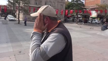 Tedirgin hareketleriyle polisin dikkatini çekti, dolandırılmaktan son anda kurtarıldı