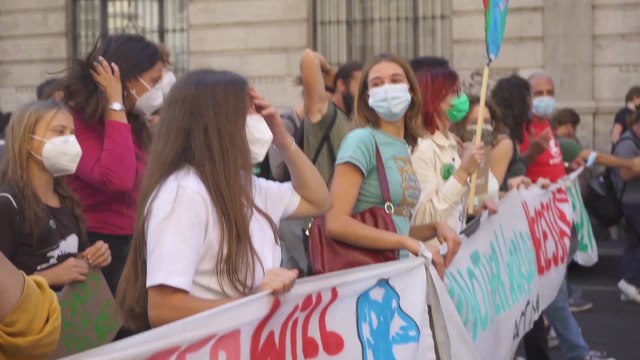 Clima, Greta balla e batte le mani con 'Bella ciao'
