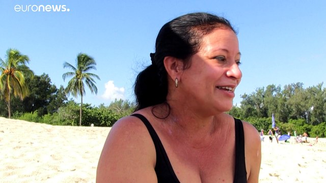 Los cubanos celebran la reapetura de las playas de La Habana con un buen chapuzón