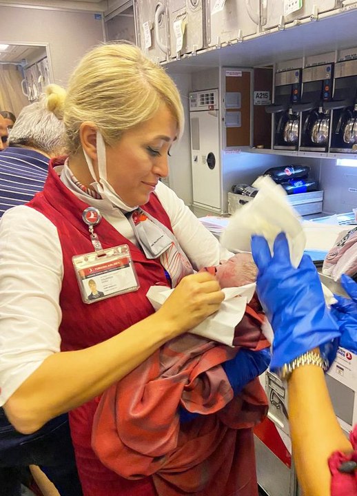 THY'nin Şikago uçuşunda bir bebek dünyaya geldi