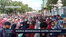 Warga Berdesakan Antre Vaksinasi