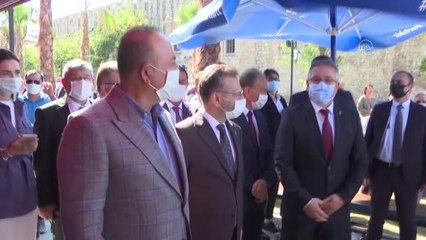 Dışişleri BakanıÇavuşoğlu, Kuşadası'nda esnaf ziyaretinde bulundu