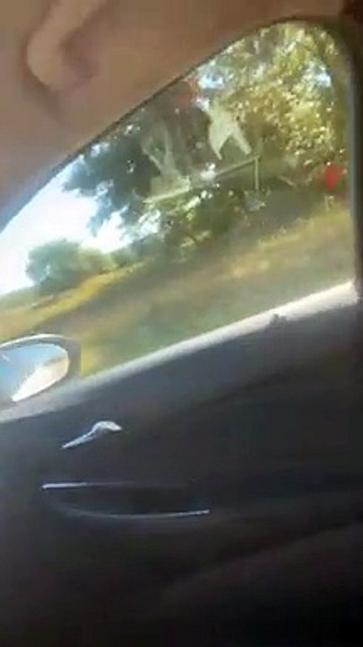 Etats-Unis: Un pilote pose en urgence son avion sur la route dans le Michigan après des problèmes techniques - Aucune personne blessée - VIDEO